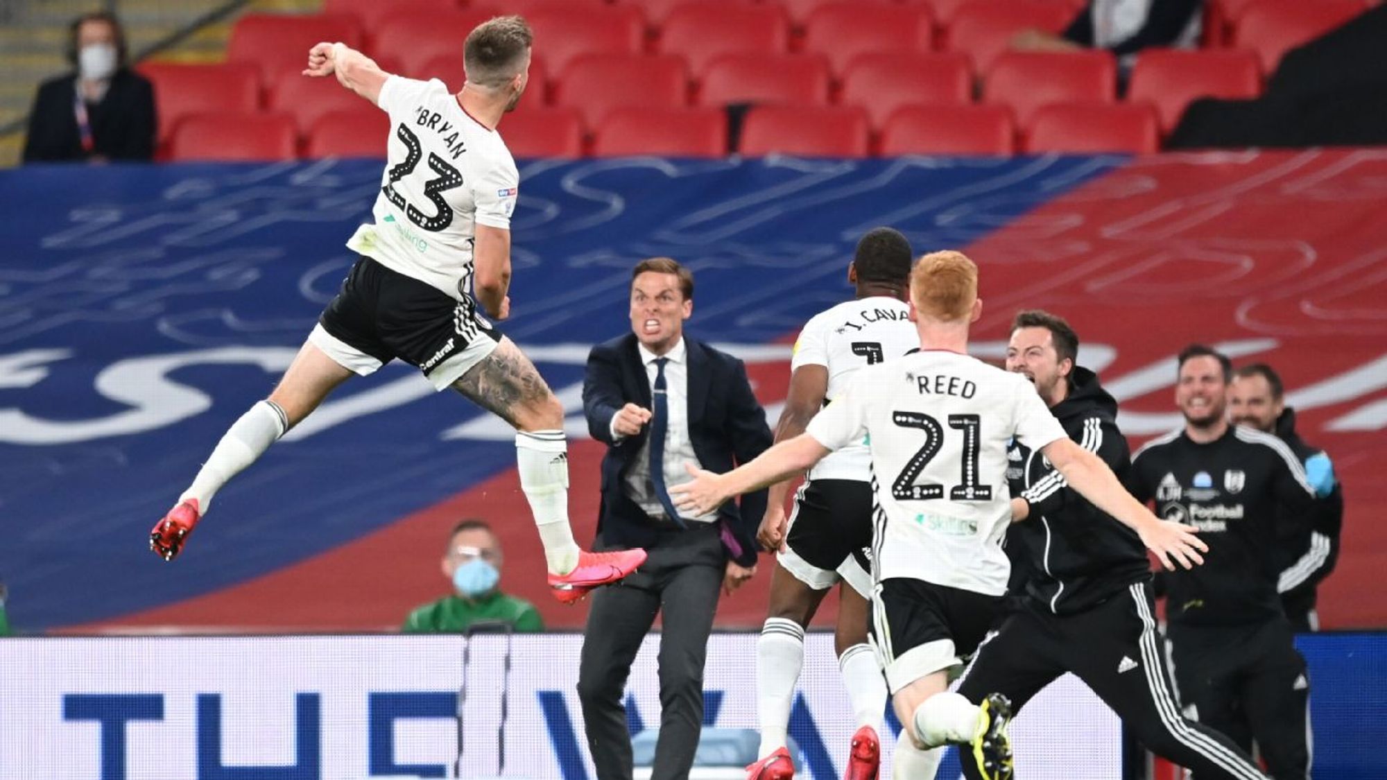 由中场球员 由中场球员